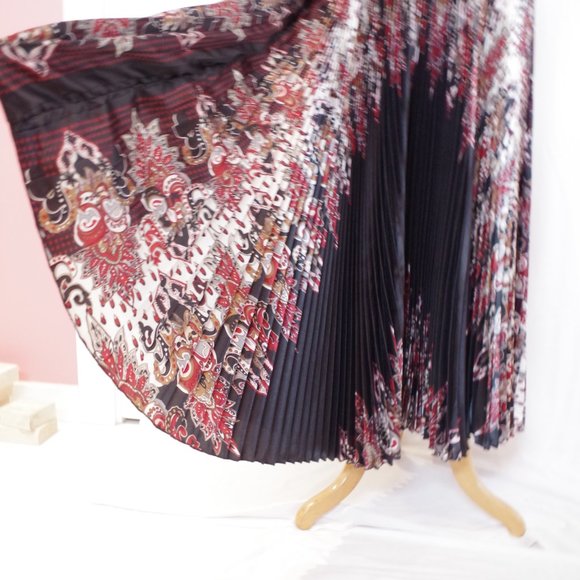 Temptation Italy Knife Pleated Maxi Skirt-  Sz. Sm/Med - Picture 3 of 4
